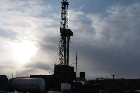 800px-Kordinskaya_oil_exploration_drilling_rig_in_Evenkiysky_District_in_the_evening
