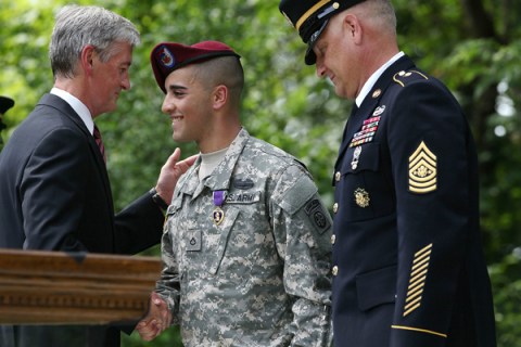 U.S. Army Secretary John McHugh (L) and Sgt. Maj. of the U.S. Arm Raymond F. Chandler III, (R) celebrate the 237th birthday of the Army by present a Purple Heart to U.S. Army PFC Eddie Munoz (C), for injuries he received in Afghanistan.