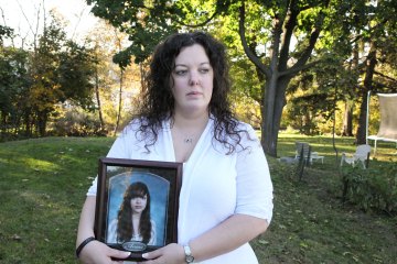 Wendy Crossland with a picture of her daughter, Anais Fournier, who died last year of cardiac arrest, in Hagerstown, Md.