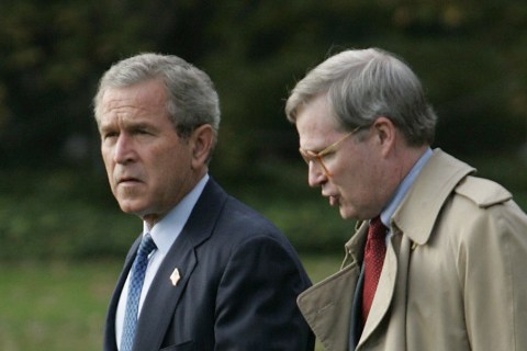 US President George W. Bush(L) walks wit