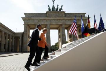 Obama speaks at the Brandenburg gate in Berlin